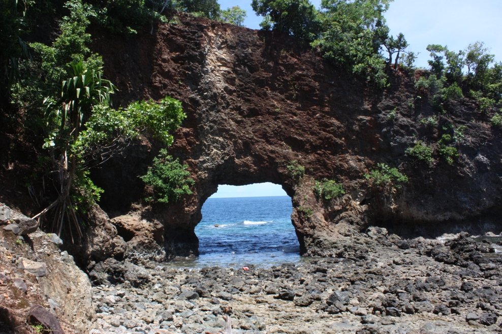 Dagexcursie Ambon Pintu Kota  en Namaluta beach 